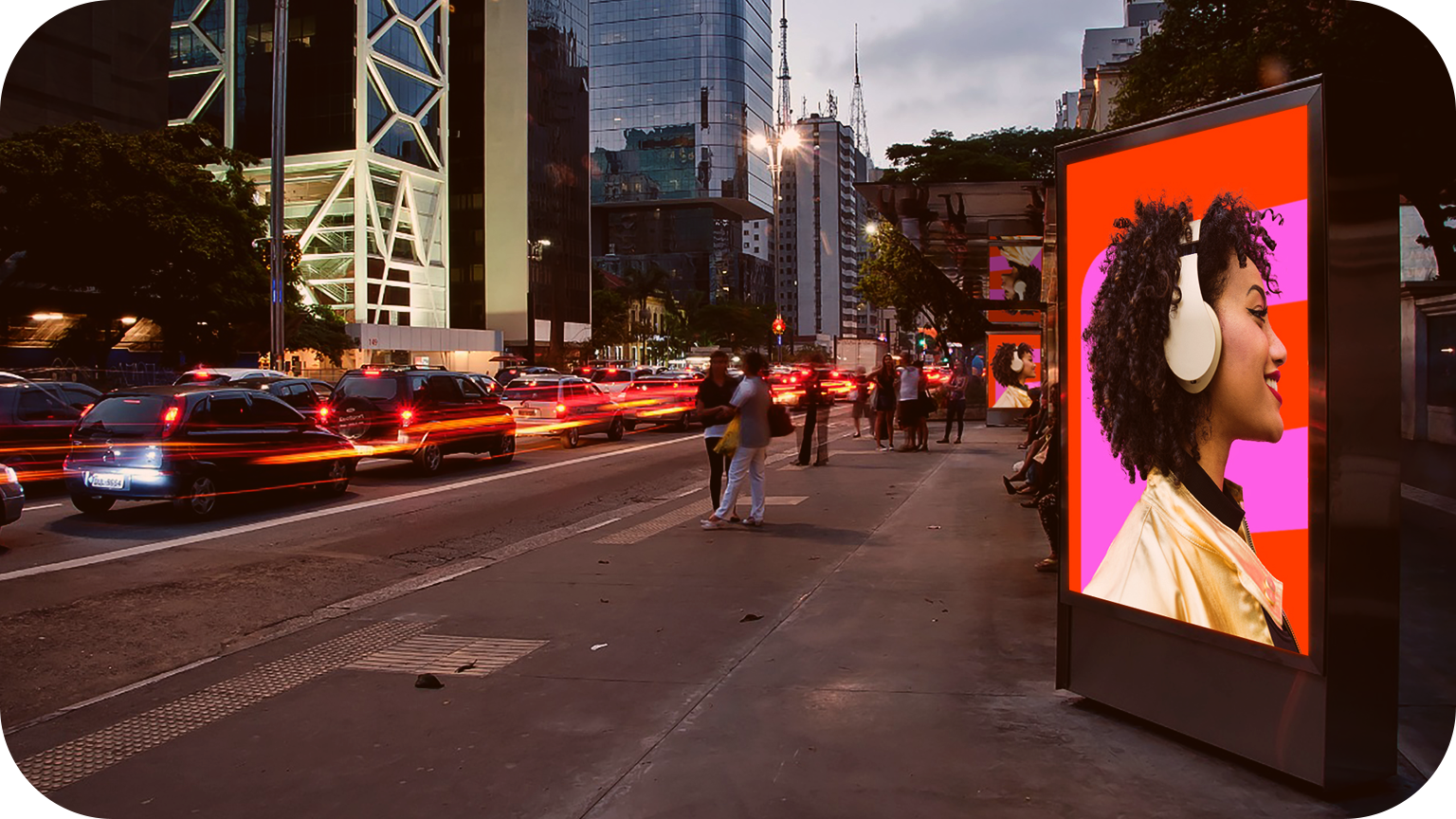 Tela de propaganda digital: aprenda como anunciar fora de casa (OOH)!
